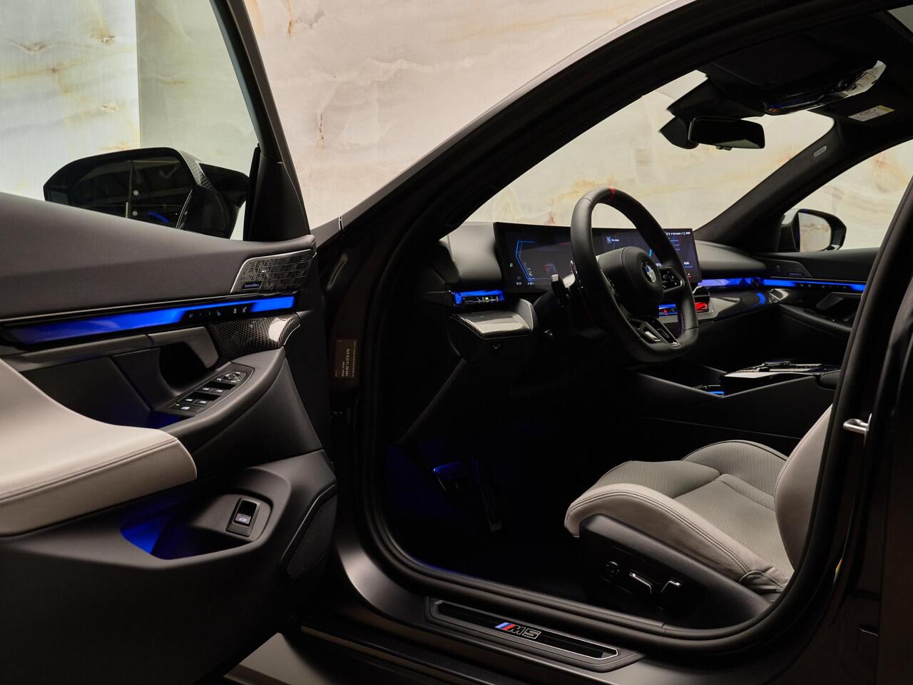 BMW M5 Touring V8 M Hybrid, Akrapovic, M Performance, M Drivers Package, Ultimate Package, ceramic, B&W, 21", pano, tr.haak, stl.ventilatie, memory, carbon