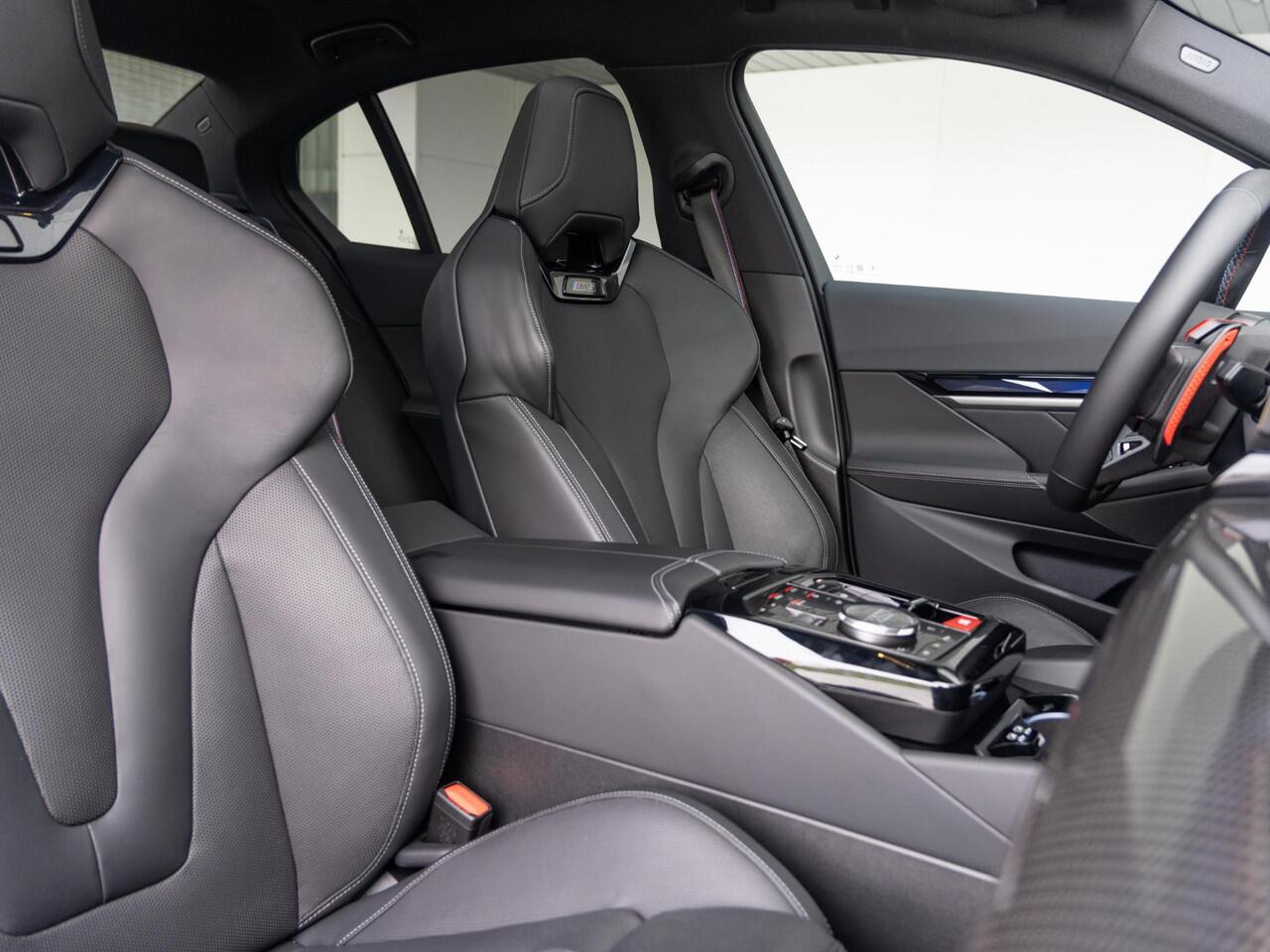 BMW M5 Sedan | M Drive Professional | Bowers & Wilkins | Verwarmd Stuurwiel | Iconic Glow | Comfort Access | Panoramadak