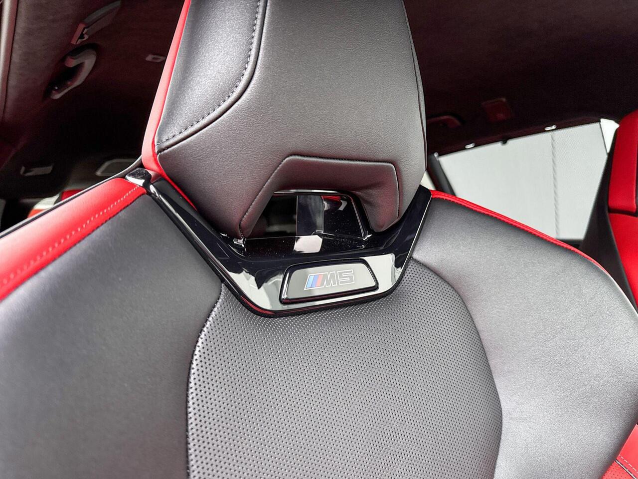 BMW M5 Touring M5 / Bowers & Wilkins / Driving Assistant Professional / Head-Up / Parking Assistant Plus / Trekhaak Elektrisch inklapbaar / Stoelventilatie / Verwarmde stoelen voor en achter