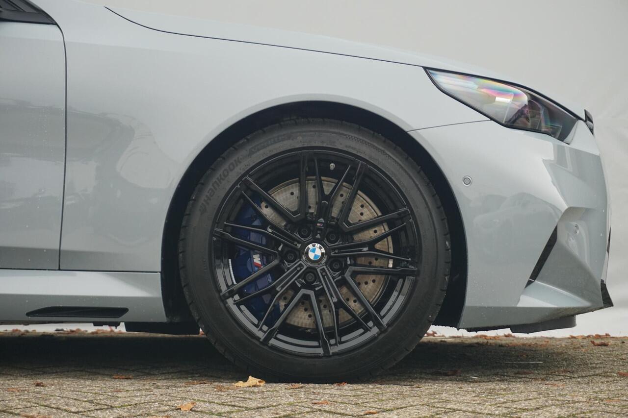 BMW M5 Sedan | Glazen Panoramadak | Trekhaak Elektrisch | Bowers & Wilkins | Carbon & Alcantara | Stuur- en stoelvewarming voor én achter | Stoelventilatie
