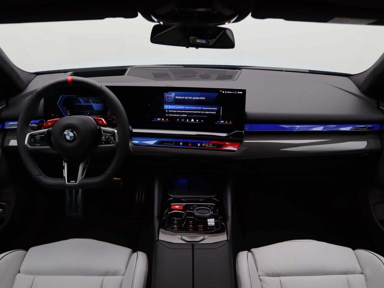 BMW M5 Sedan | Glazen Panoramadak | Trekhaak Elektrisch | Bowers & Wilkins | Carbon & Alcantara | Stuur- en stoelvewarming voor én achter | Stoelventilatie