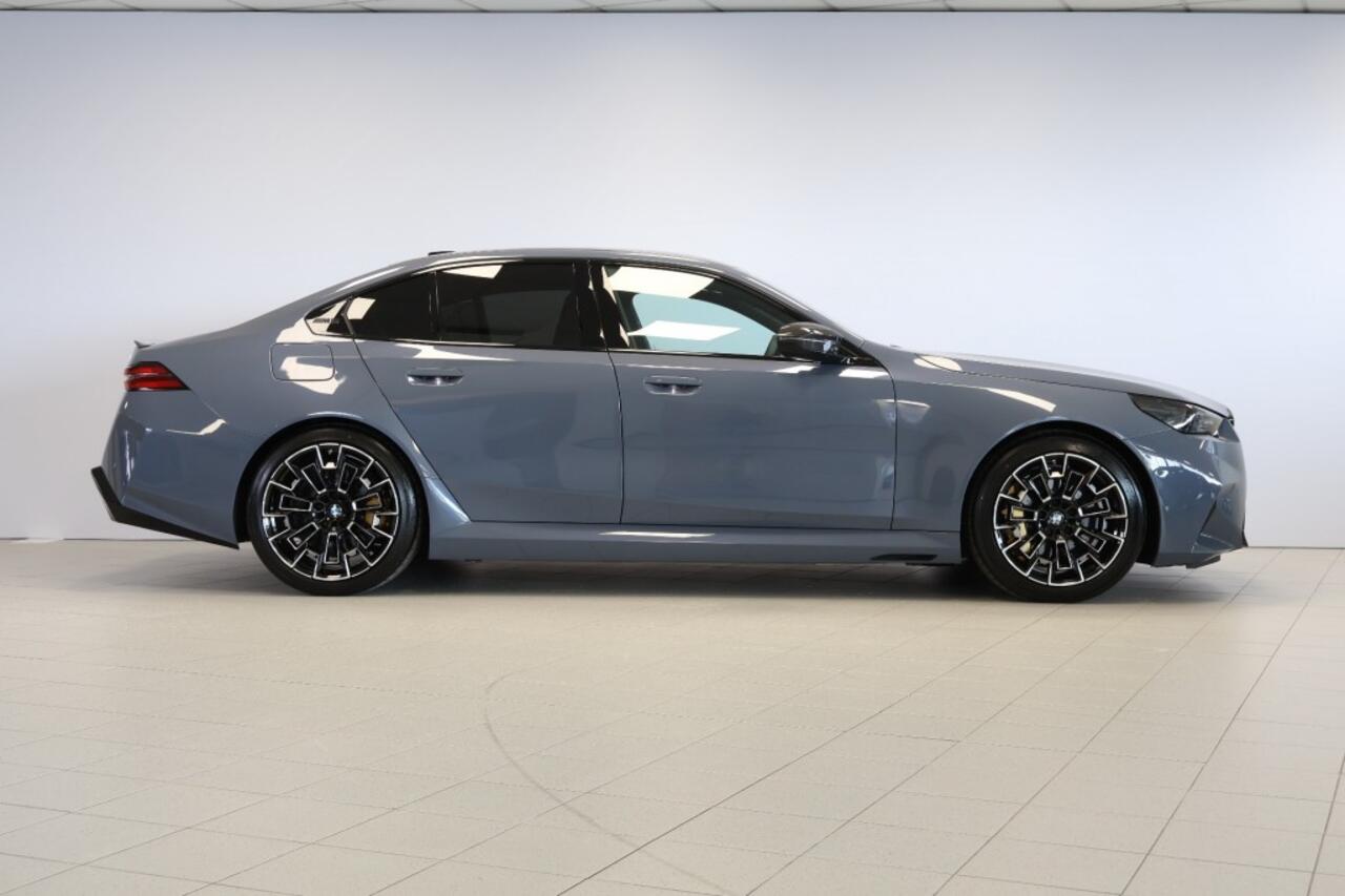 BMW M5 Sedan - Ultimate Pack - Keramische Remmen - Carbon Pack