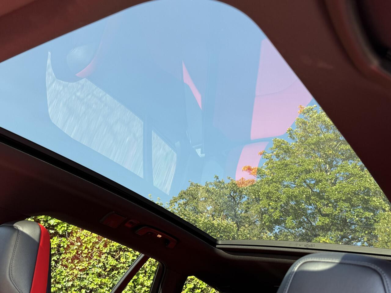 BMW M5 Touring | Panorama | Driving Ass. + | M Driver Pack | Trekhaak | Bowers & Wilkins | Iconic Glow | Carbon Interieurlijst