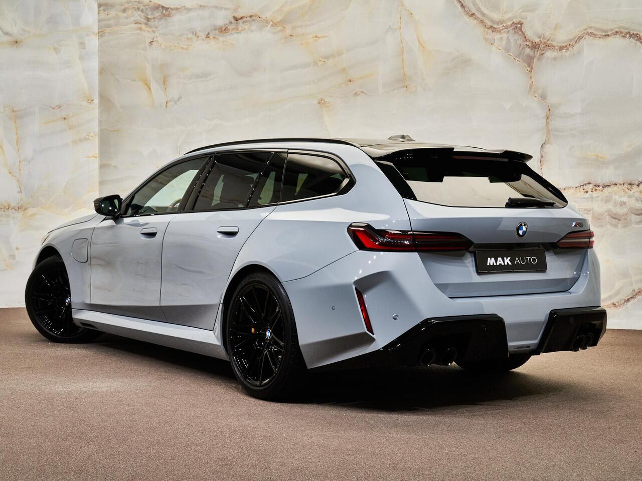 BMW M5 Touring V8 M Hybrid, Ultimate Package, pano, tr.haak, 21", alcantara, ceramic, B&W, stl.ventilatie, memory, adap-LED, carbon, leder, keyless, privacy