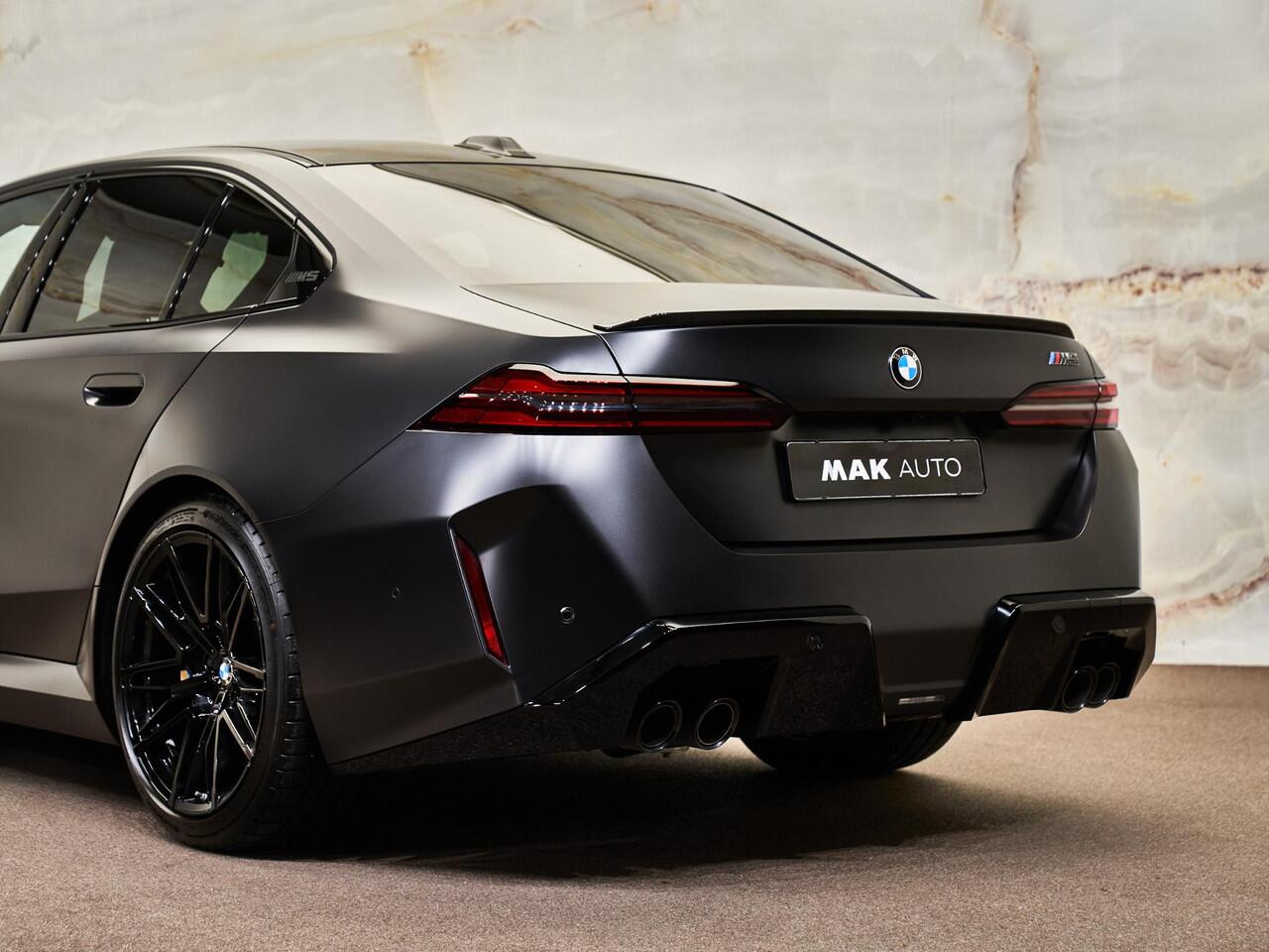 BMW M5 Limousine V8 M Hybrid, Frozen, Ultimate Package, carbon extr., B&W, ceramic, 21'', stl.ventilatie, tr.haak, leder, privacy