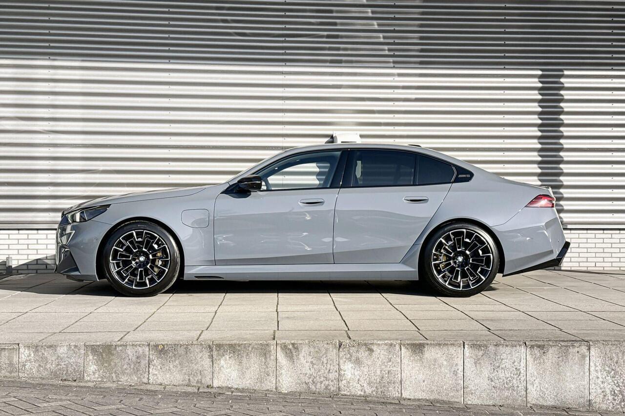 BMW M5 Sedan M Driver's Pack / Driving Assistant Professional / Keramische remschijven / Selections