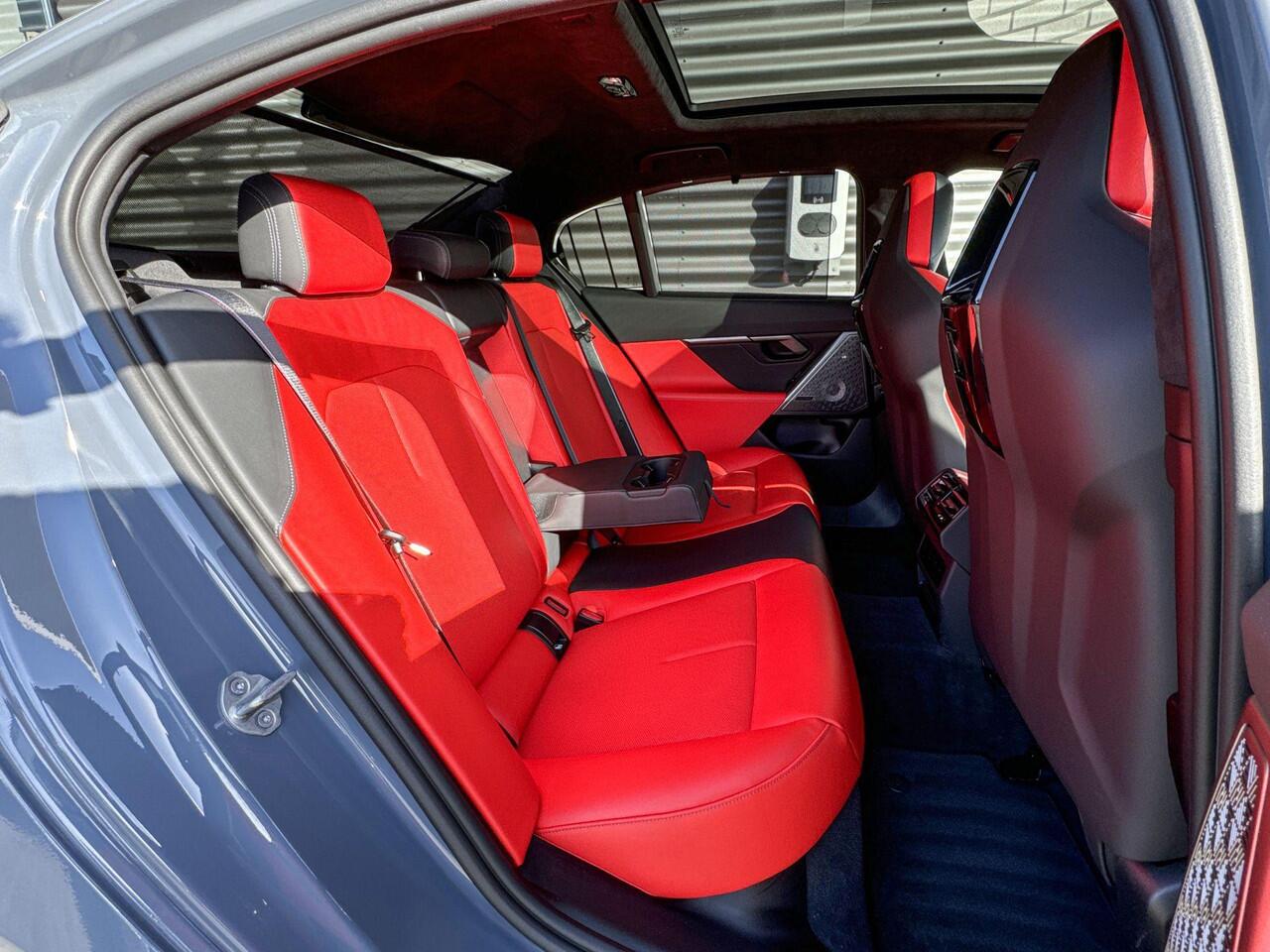 BMW M5 Sedan M Driver's Pack / Driving Assistant Professional / Keramische remschijven / Selections