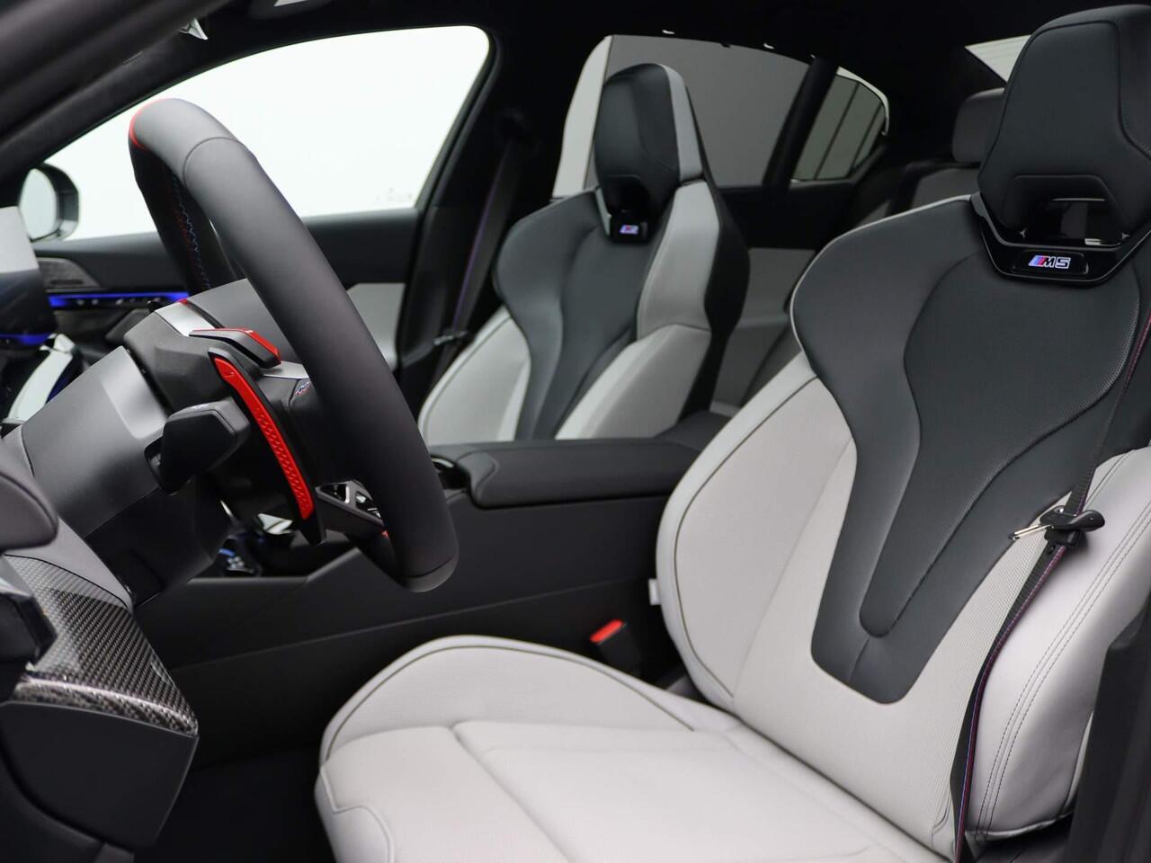 BMW M5 Sedan | Glazen Panoramadak | Trekhaak Elektrisch | Bowers & Wilkins | Carbon & Alcantara | Stuur- en stoelvewarming voor én achter | Stoelventilatie
