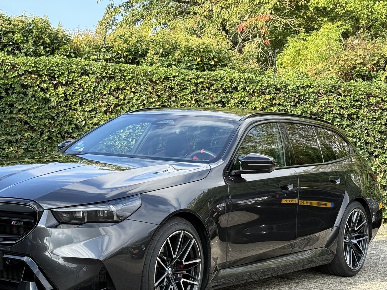 BMW M5 Touring | Panorama | Driving Ass. + | M Driver Pack | Trekhaak | Bowers & Wilkins | Iconic Glow | Carbon Interieurlijst