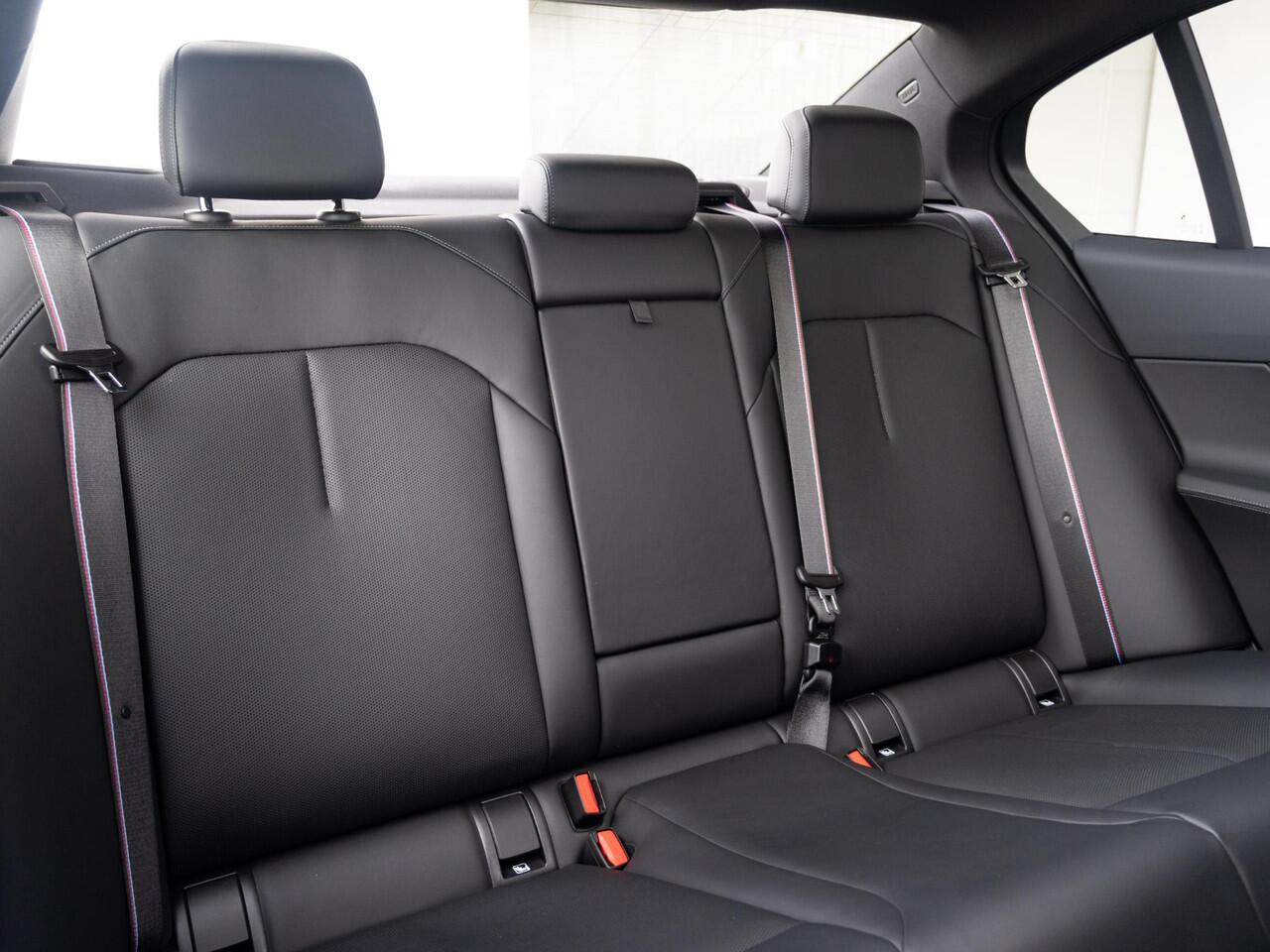 BMW M5 Sedan | M Drive Professional | Bowers & Wilkins | Verwarmd Stuurwiel | Iconic Glow | Comfort Access | Panoramadak