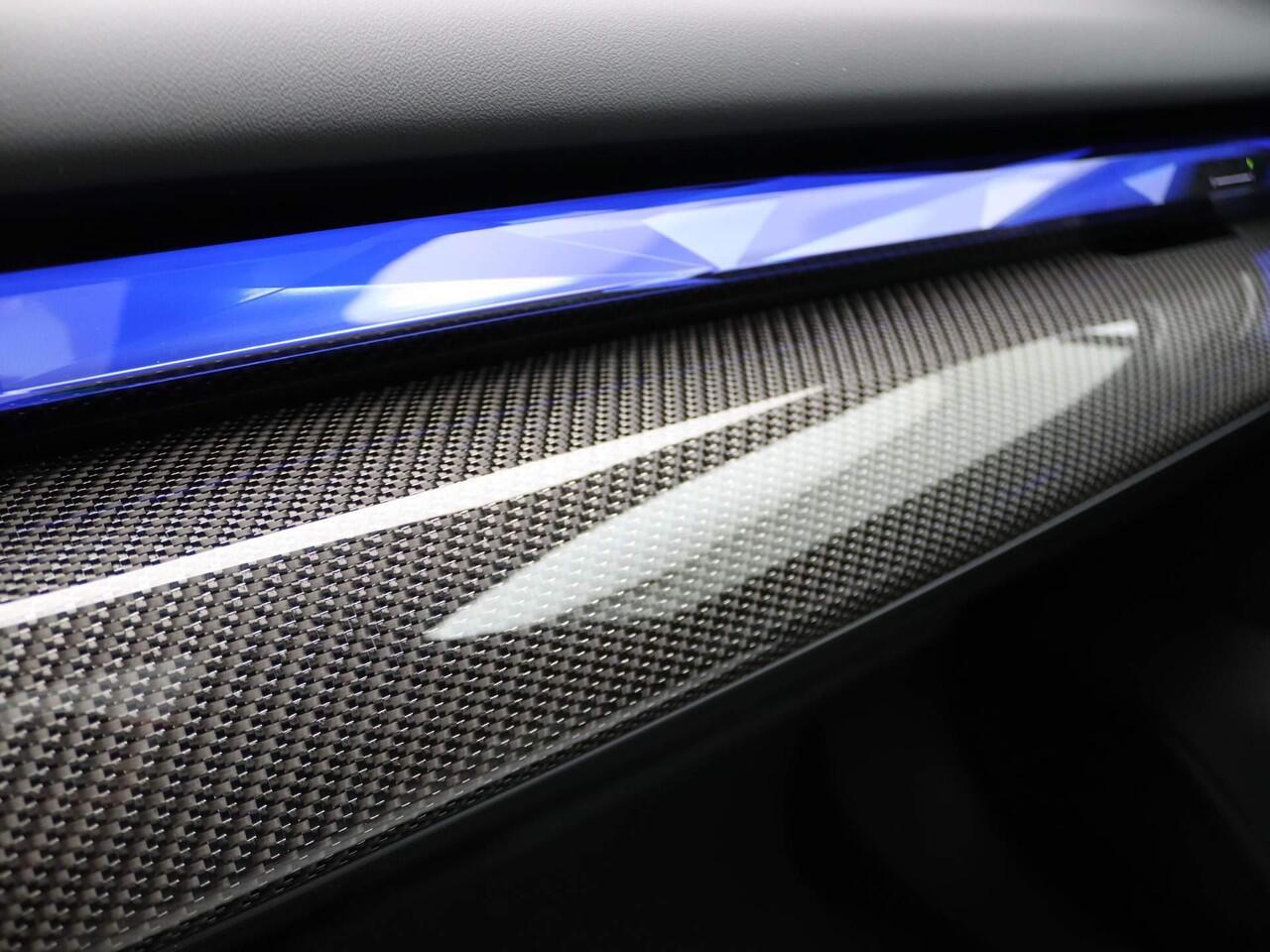 BMW M5 Sedan | Glazen Panoramadak | Trekhaak Elektrisch | Bowers & Wilkins | Carbon & Alcantara | Stuur- en stoelvewarming voor én achter | Stoelventilatie