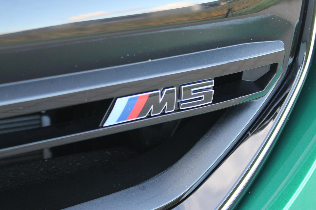 BMW M5 5-serie Touring | Direct leverbaar | Adaptieve cruise control | Uitklapbare trekhaak | 360° camera | Apple carplay/Android auto | 100% dealer onderhouden | Stoel verwarming + ventilatie |