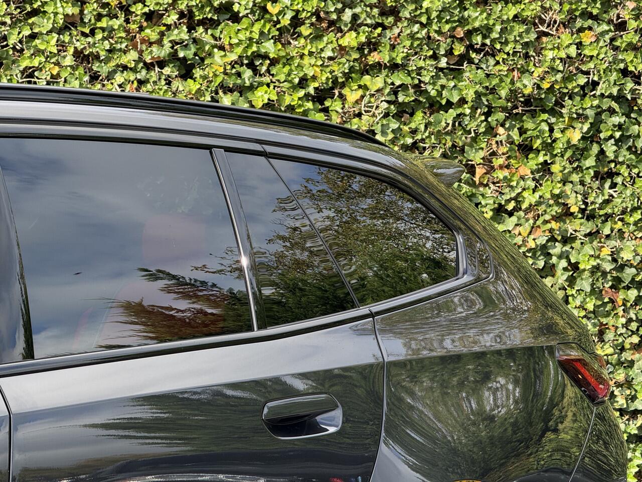 BMW M5 Touring | Panorama | Driving Ass. + | M Driver Pack | Trekhaak | Bowers & Wilkins | Iconic Glow | Carbon Interieurlijst