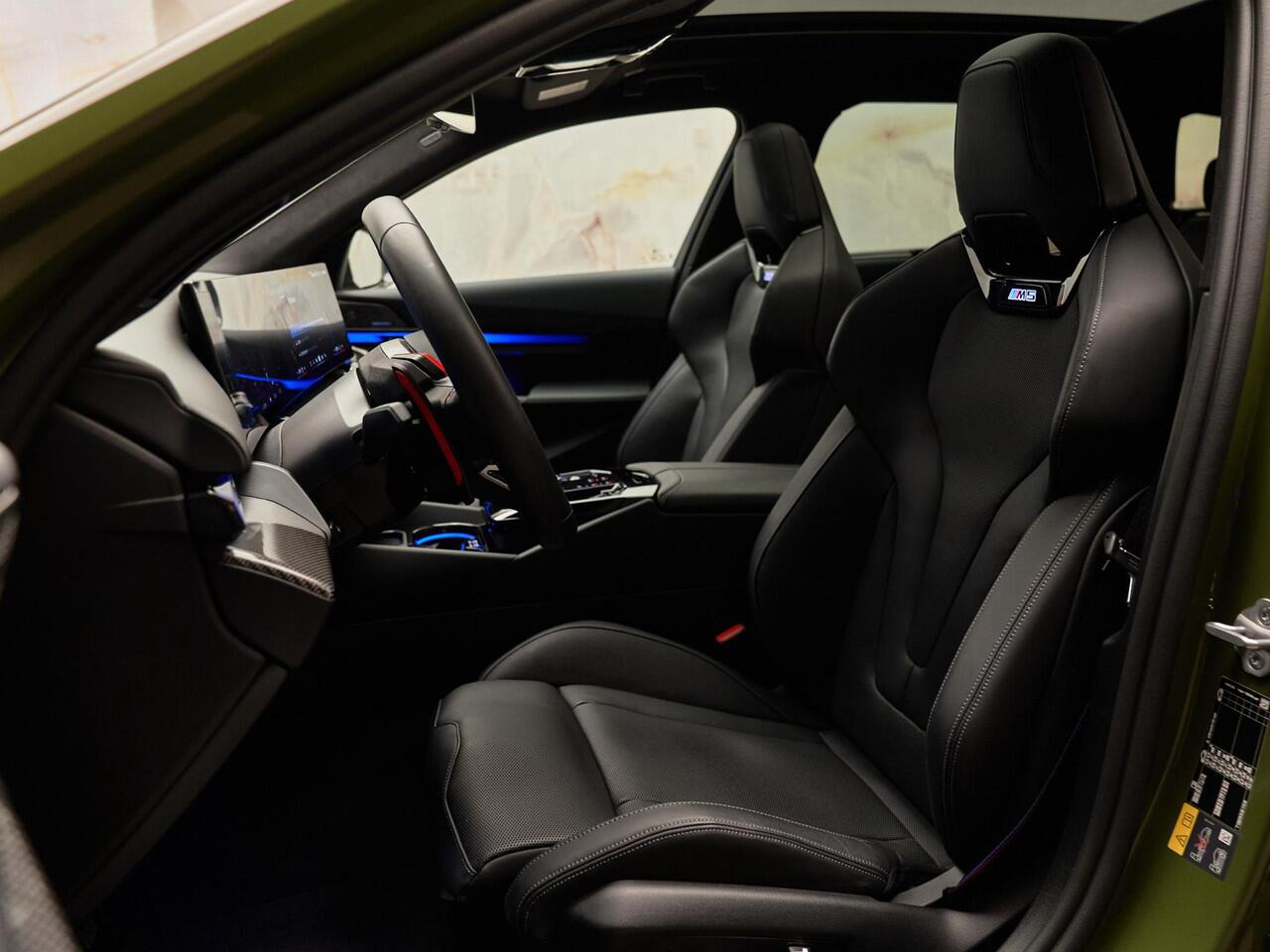 BMW M5 Touring V8 M Hybrid, Akrapovic, H&R, Sonderlackierung, pano, tr.haak, 21", alcantara, B&W, stl.ventilatie, memory, carbon, leder, keyless, privacy