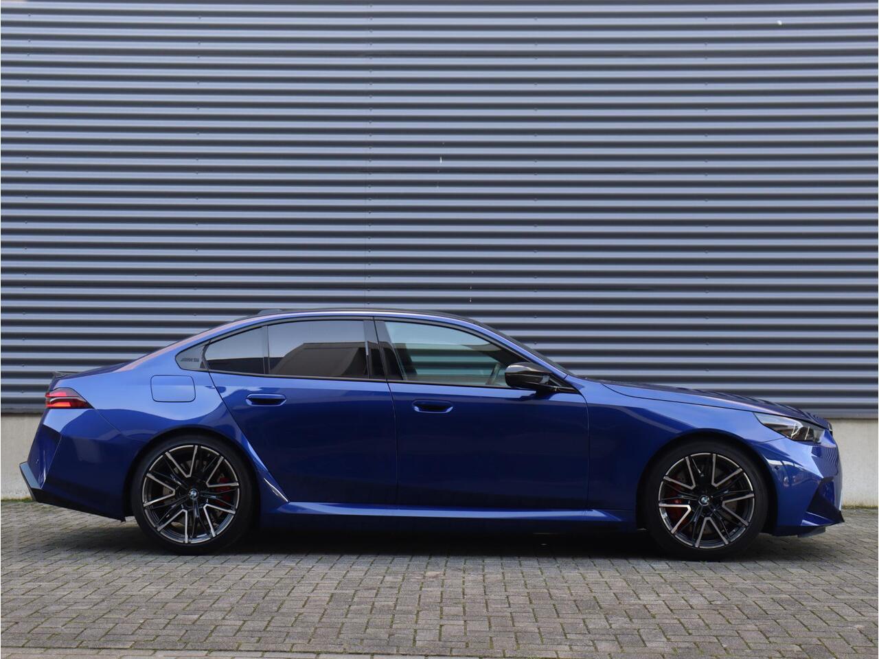 BMW M5 Sedan | High Executive | Driving Assistant Prof. | Carbon Exterieur Pakket | Trekhaak | M Drivers Pack | Parking Assistant Prof. | Bowers & Wilkins | Head-Up | 20/21'' LMV