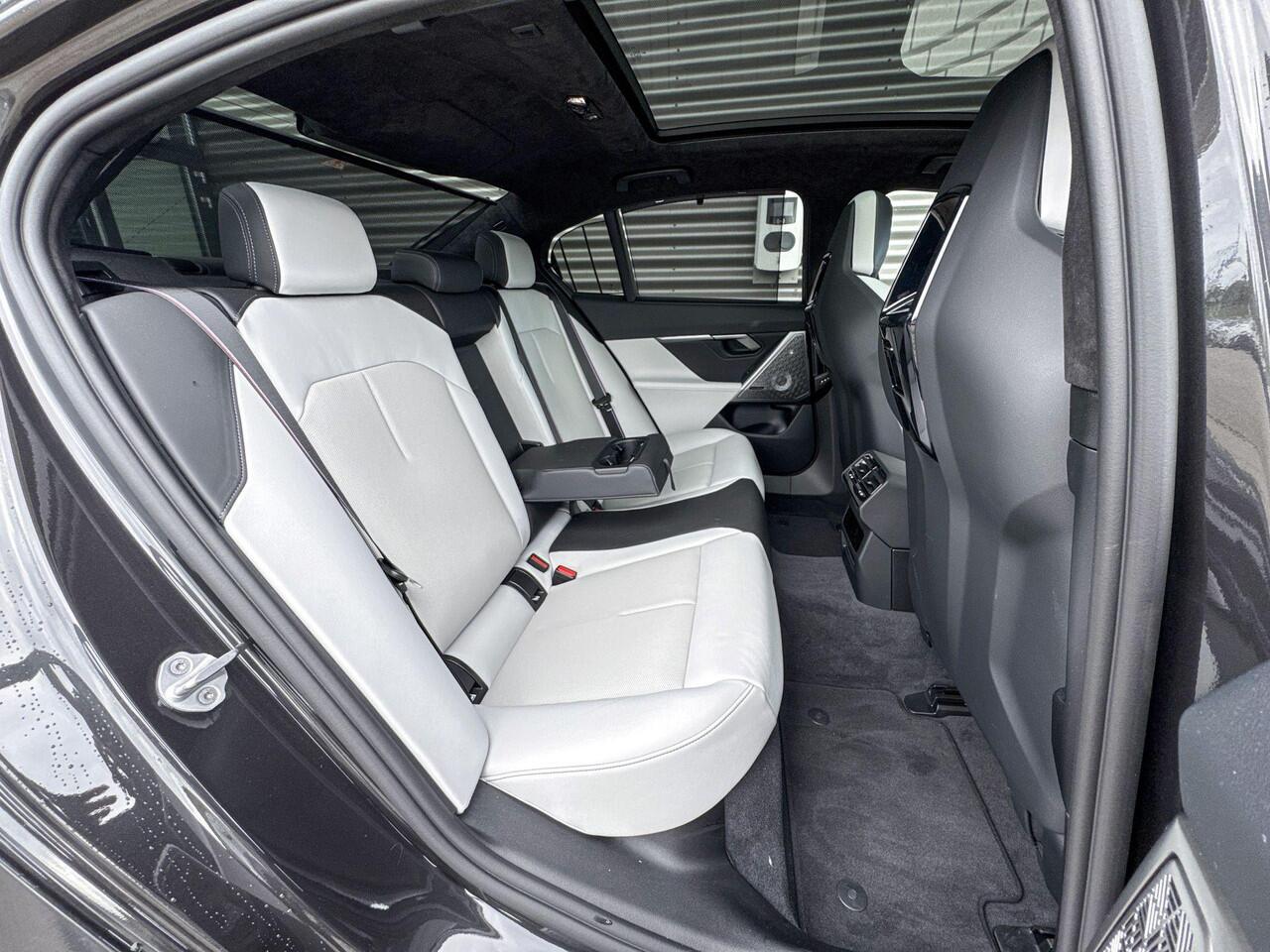 BMW M5 Sedan M Driver's Pack / Comfort Pack / Panoramadak / Driving Assistant Professional / Parking Assistant Professional