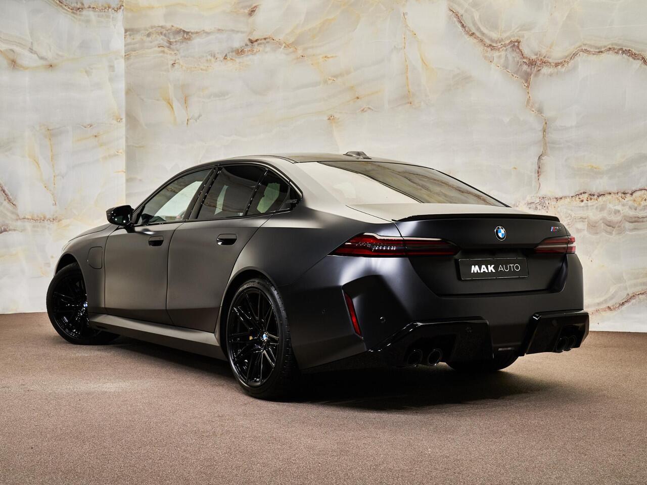 BMW M5 Limousine V8 M Hybrid, Frozen, Ultimate Package, carbon extr., B&W, ceramic, 21'', stl.ventilatie, tr.haak, leder, privacy