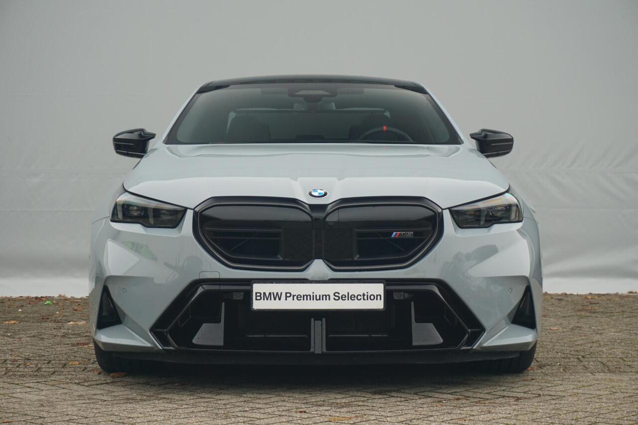 BMW M5 Sedan | Glazen Panoramadak | Trekhaak Elektrisch | Bowers & Wilkins | Carbon & Alcantara | Stuur- en stoelvewarming voor én achter | Stoelventilatie