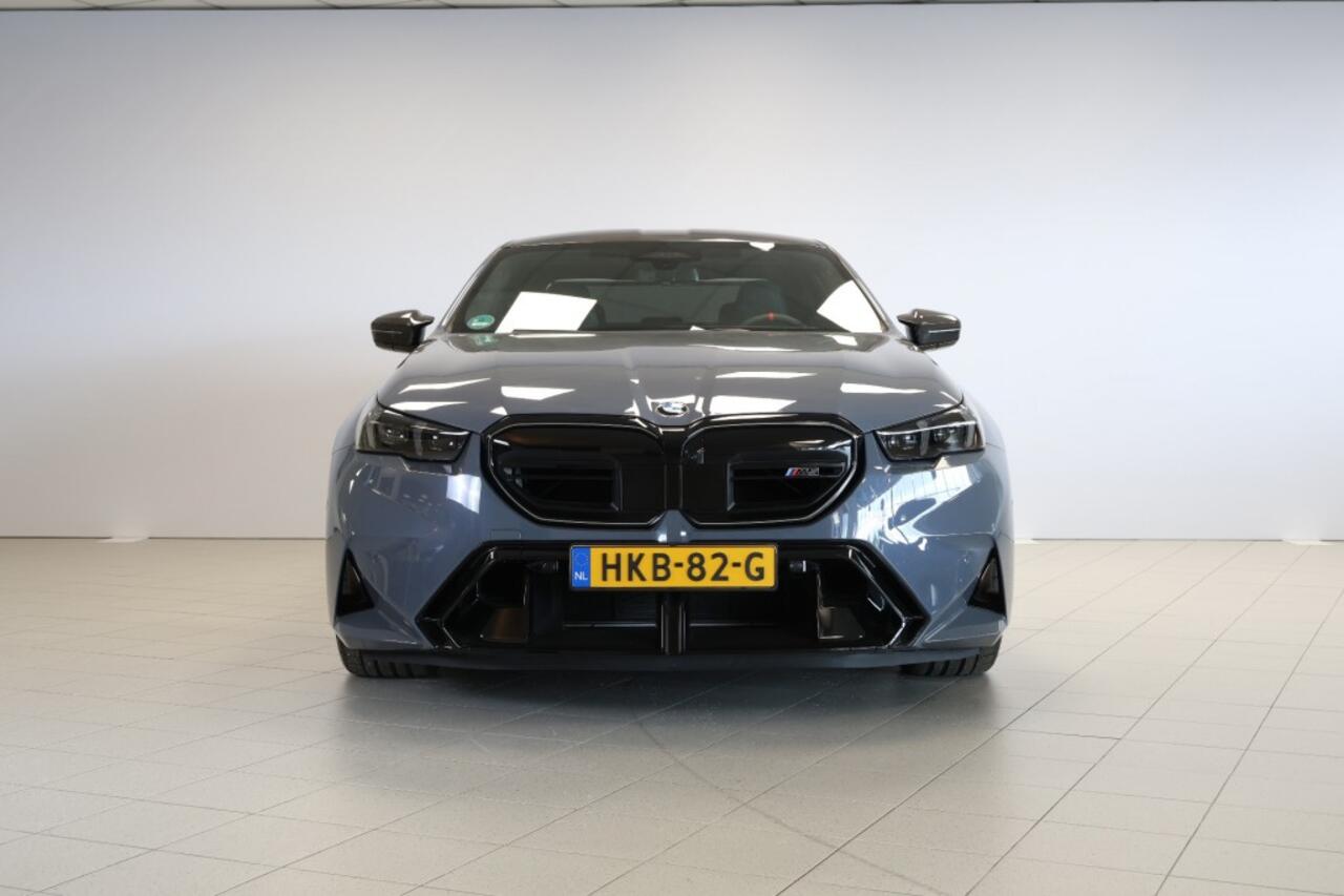 BMW M5 Sedan - Ultimate Pack - Keramische Remmen - Carbon Pack