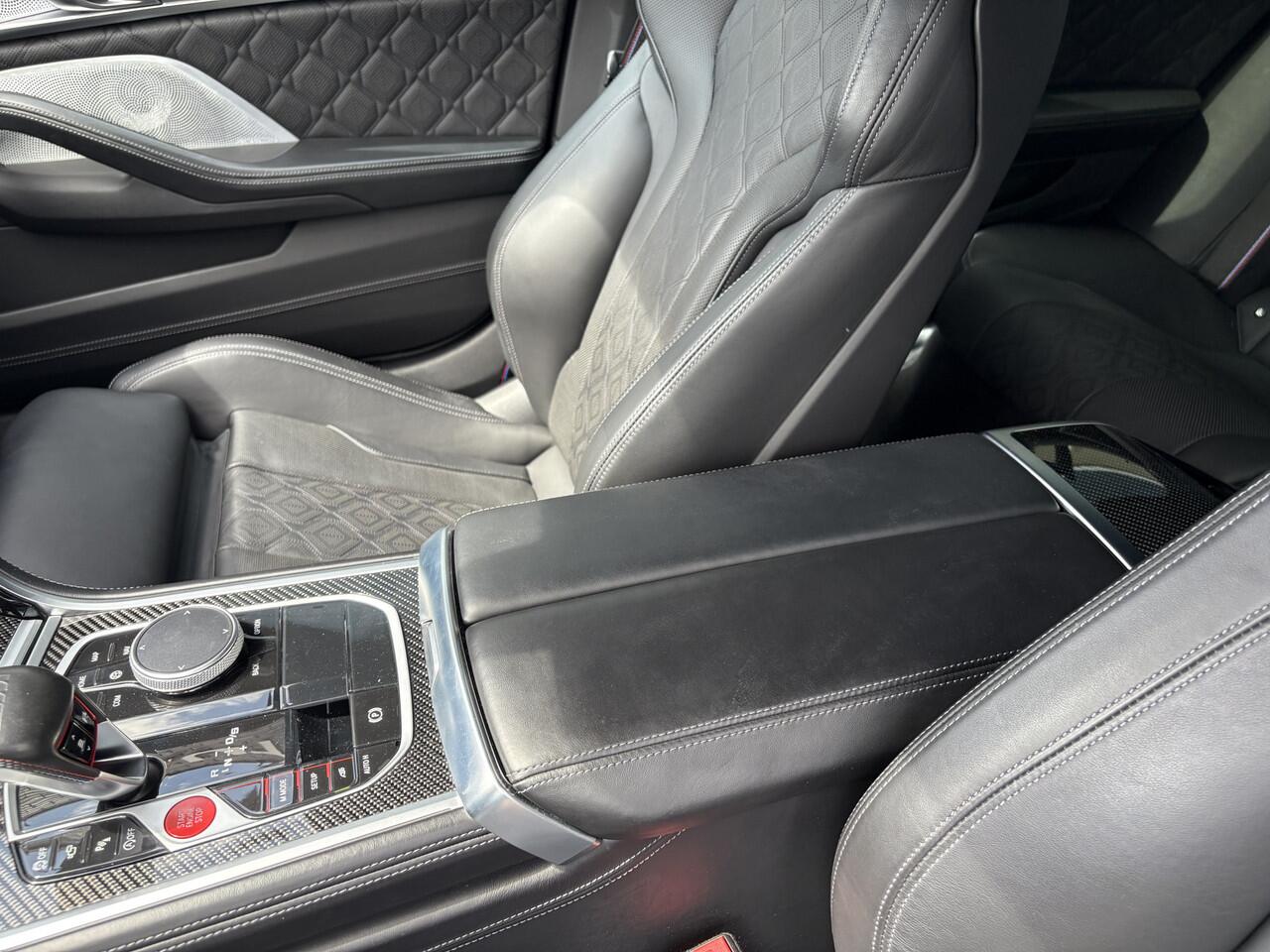 BMW M8 8-serie Gran Coupé Competition, all black.