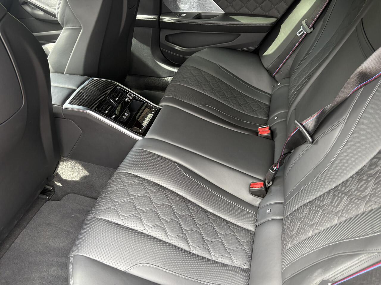 BMW M8 8-serie Gran Coupé Competition, all black.