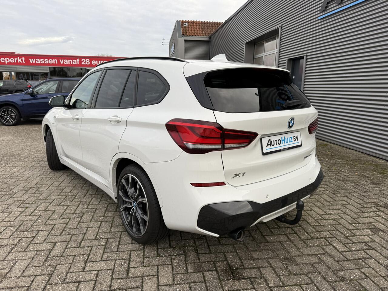 BMW X1 xDrive25e High Executive M Sport LED Head-Up Display Panoramadak Trekhaak Elek. Stoelverstelling 19 Inch Achteruitrijcamera Stuurverwarming ACC BTW Vol!!!!