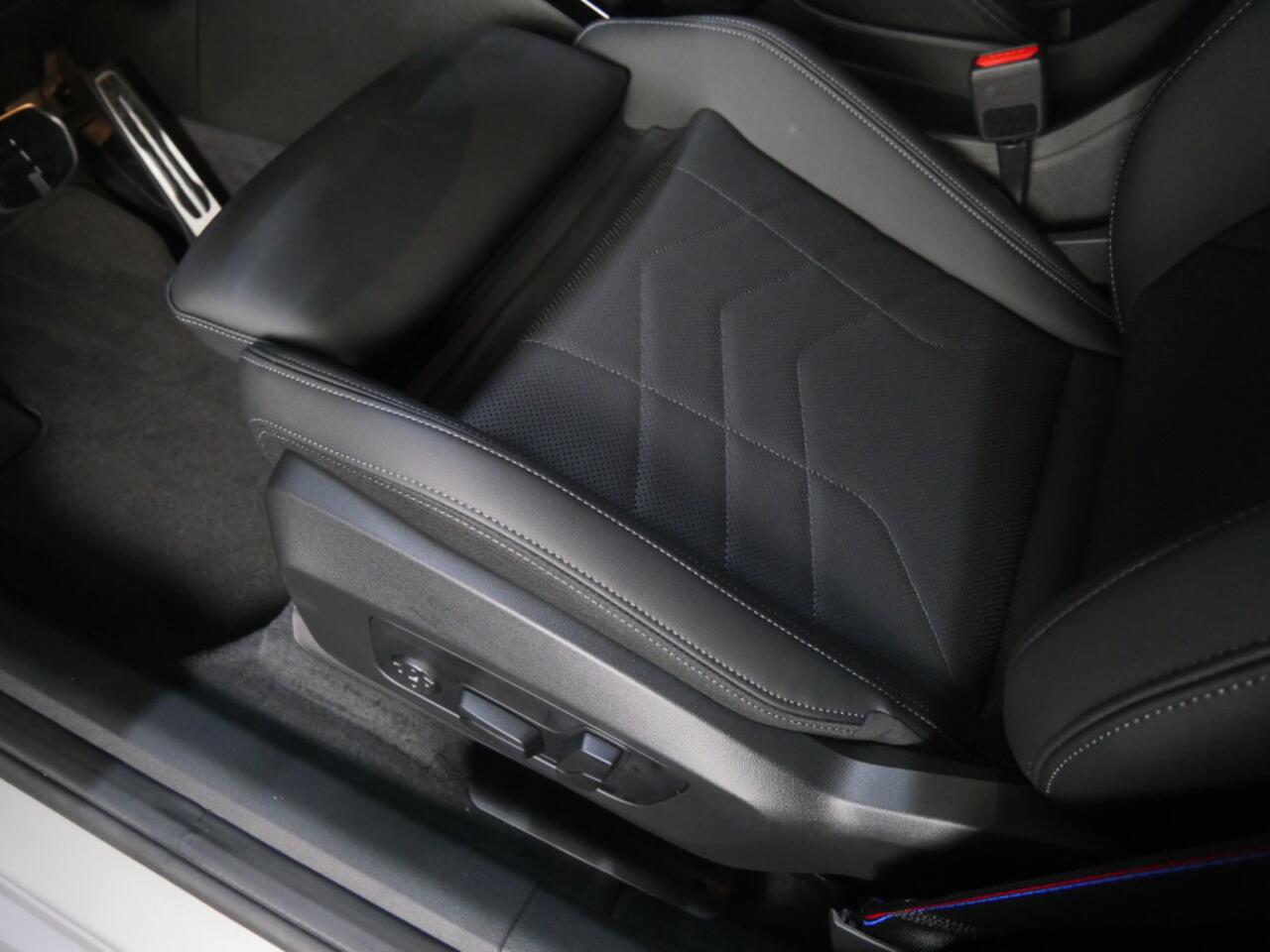 BMW X1 sDrive18i High Executive M Sport Automaat / Panoramadak / Trekhaak / Sportstoelen / Comfort Access / Stoelverwarming / Adaptieve LED / Parking Assistant Plus / Head-Up / Harman-Kardon