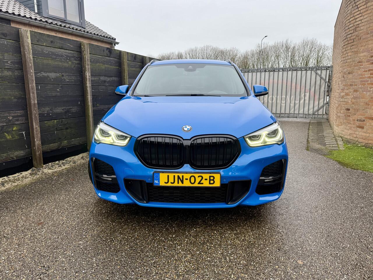 BMW X1 sDrive18i High Executive M-sport, vol leder, head up disp.