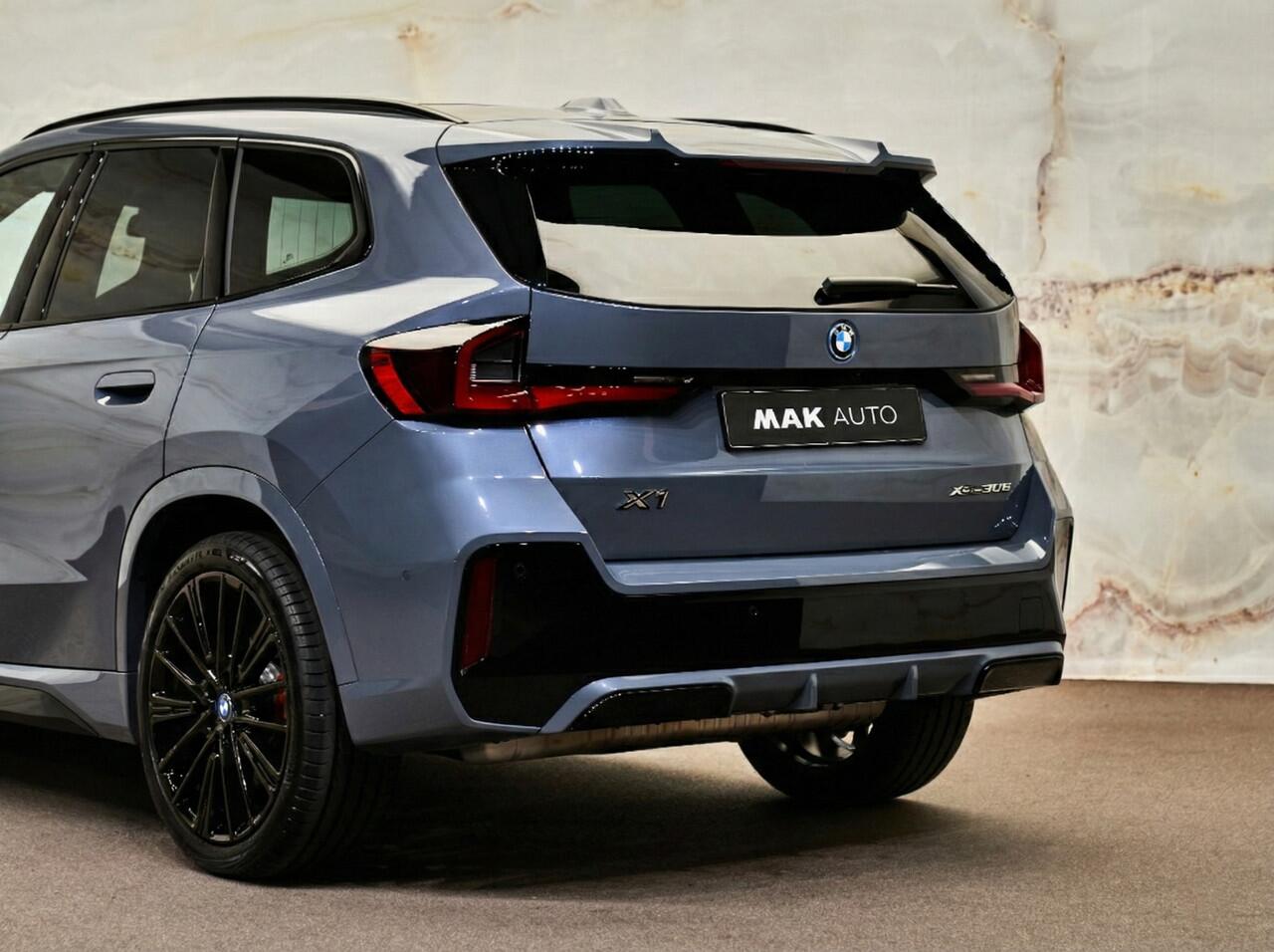 BMW X1 xDrive30e M Sport Pro, M stoelen, pano, tr.haak, H/K, 20", HUD, ACC, keyless, privacy