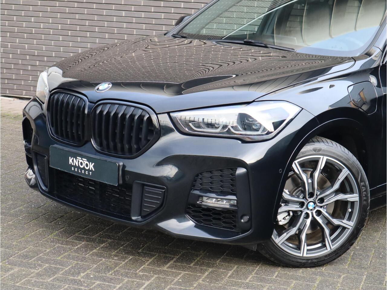 BMW X1 xDrive25e High Executive M Sport Pakket Automaat / Panoramadak / Trekhaak / Shadow Line / LED / Head-up Display / Sportstoelen / 19 Inch / Leder / Parkeersensoren voor+achter / Stoelverwarming / Harman Kardon / Achteruitrijcamera / Stuurwielverwarming / E