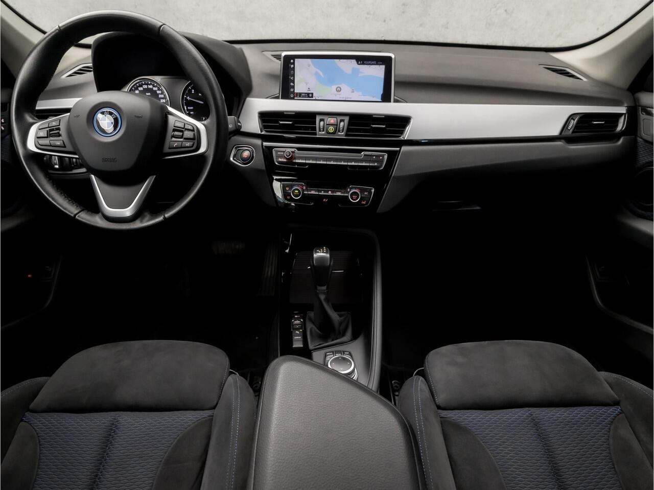 BMW X1 xDrive25e Sportline 221Pk Automaat (GROOT NAVI, CLIMATE, ALCANTARA, GETINT GLAS, ELEK ACHTERKLEP, SPORTSTOELEN, PARKEERSENSOREN, LED KOPLAMPEN, DAB+, NIEUWSTAAT)