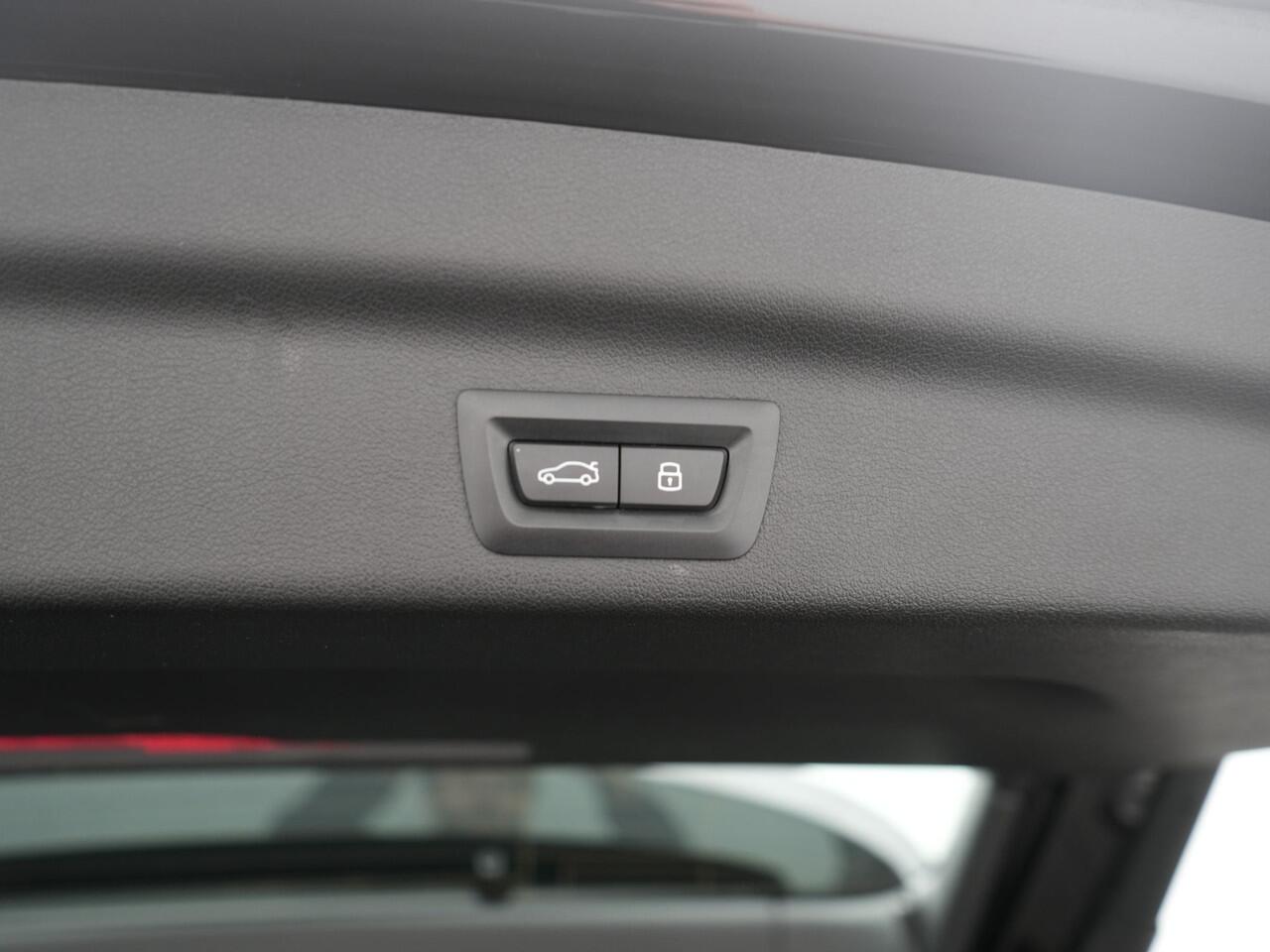 BMW X1 sDrive18i M-Sport - RIJKLAARPRIJS - Automaat - Rondomzichtcamera - Head-Up Display - Elektrisch Glazen dak - Apple Carplay - Android Auto - Harman Kardon Audio