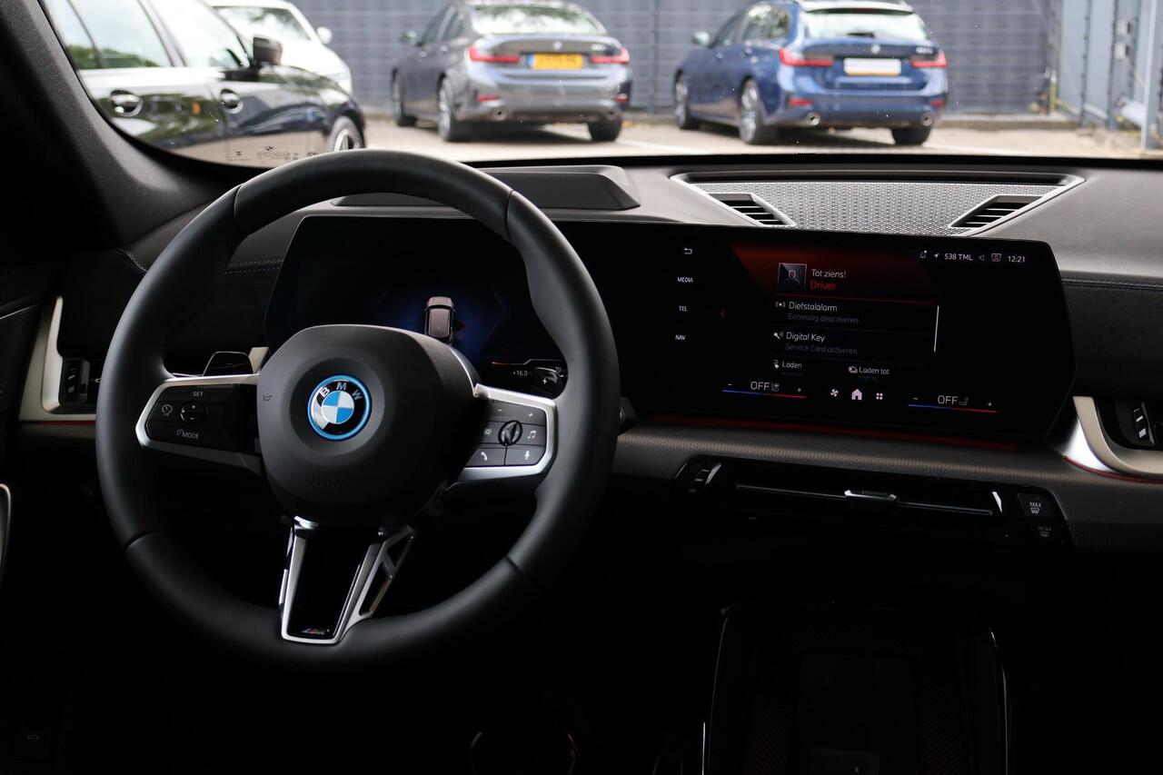 BMW X1 xDrive25e | M Sportpakket Pro | Trekhaak Elektrisch | Stuur- en stoelverwarming | Stoelen Elektrisch met Massage | Harman Kardon | Head-Up Display | 19 "M Dubbelspaak