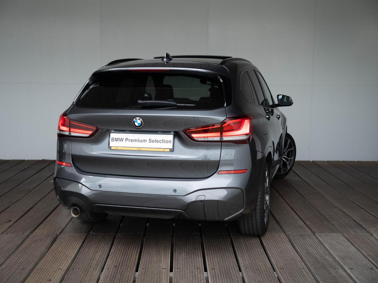 BMW X1 sDrive18i | M Sportpakket | Panoramadak | Elektrische Achterklep | Stoelverwarming | Head-Up Display | Cruise Control | 19''