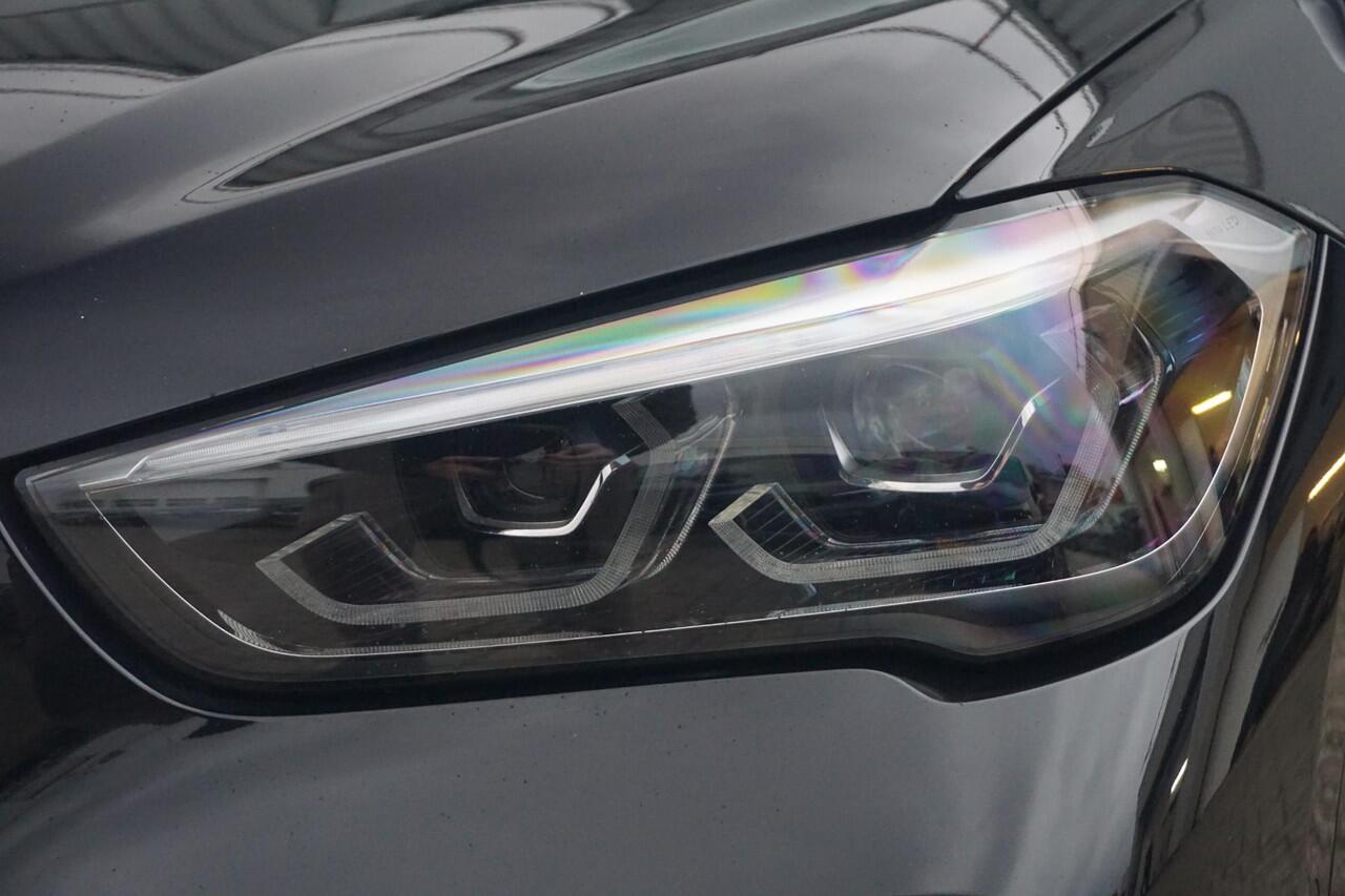 BMW X1 sDrive20i M Sport | Harman Kardon / Elektrische stoelen met Memory / Stoel & Stuurwielverwarming