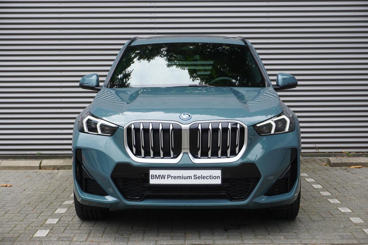 BMW X1 xDrive25e M Sportpakket | Comfort Pack | Trekhaak met elektrisch wegklapbare kogel | Glazen panoramadak | Harman-Kardon sound system