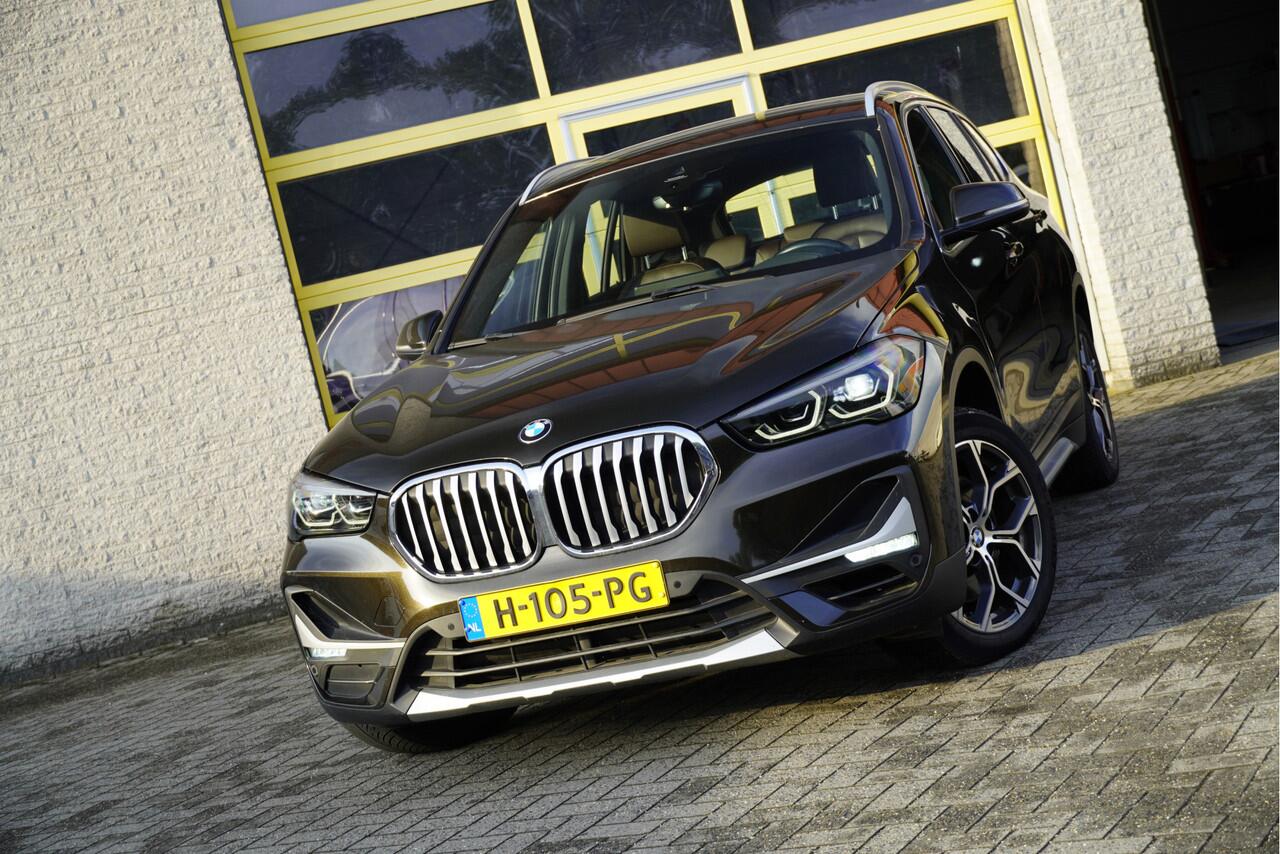 BMW X1 sDrive20i 192PK! Automaat VDL Nedcar Edition Executive BJ2020 Lmv 18" | Led | Pdc | Navi | Sideskirts | Head-Up display | Elek. achterklep | Climate control | Cruise control | Lederen bekleding | Verwarmde voorstoelen | Zwarte hemel | Getint glas