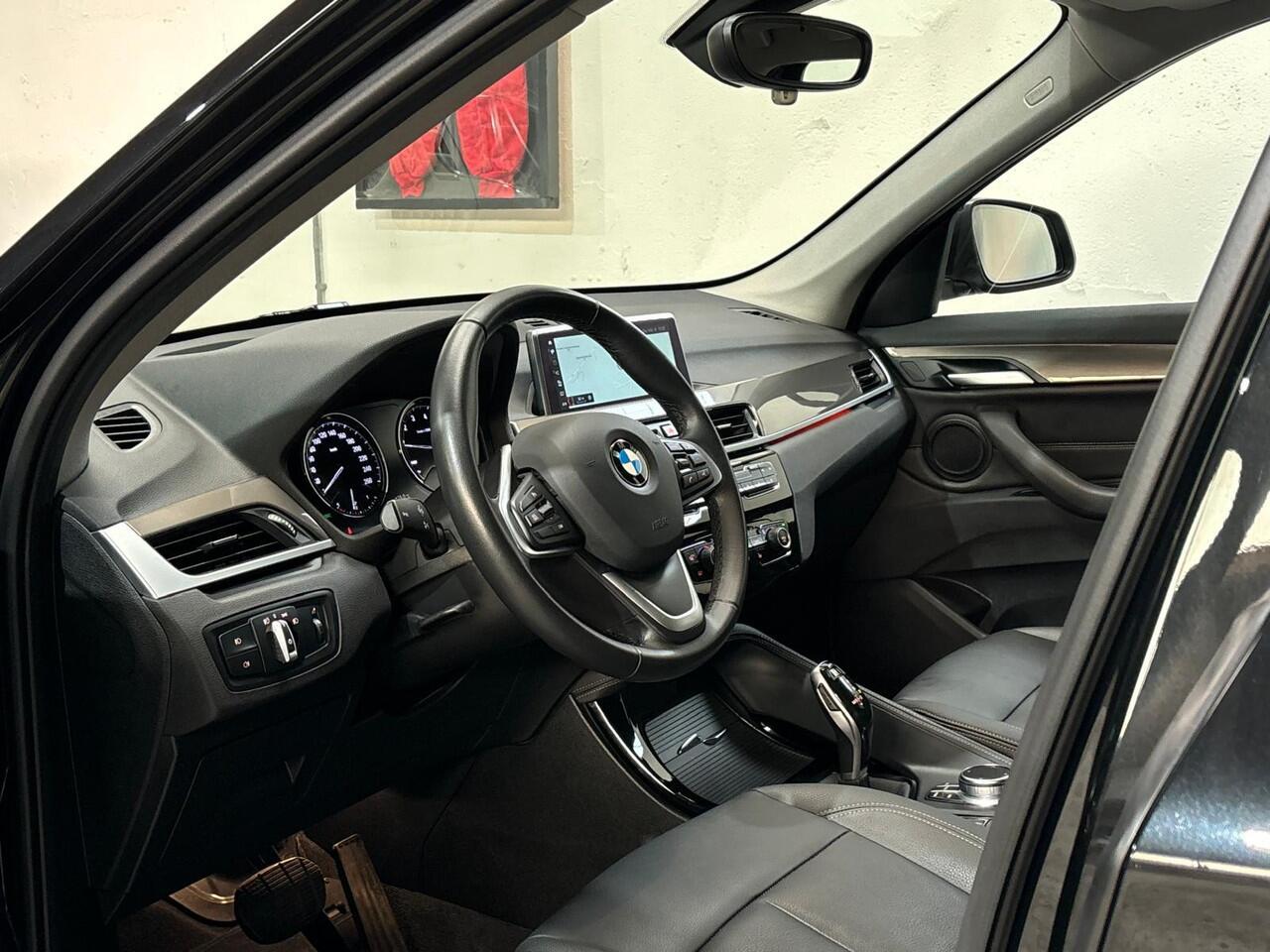 BMW X1 sDrive20i Orange Edition III | Panoramadak | Leder | Head-Up | Trekhaak | NL auto|