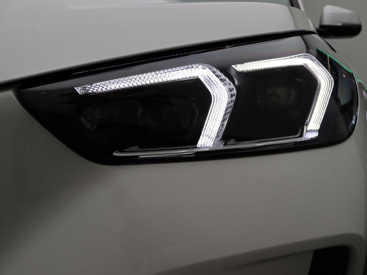 BMW X1 xDrive30e M Sportpakket | Premium Pack | Adaptief M Onderstel | Comfort Access | Trekhaak | Driving Assistant Plus | 18''