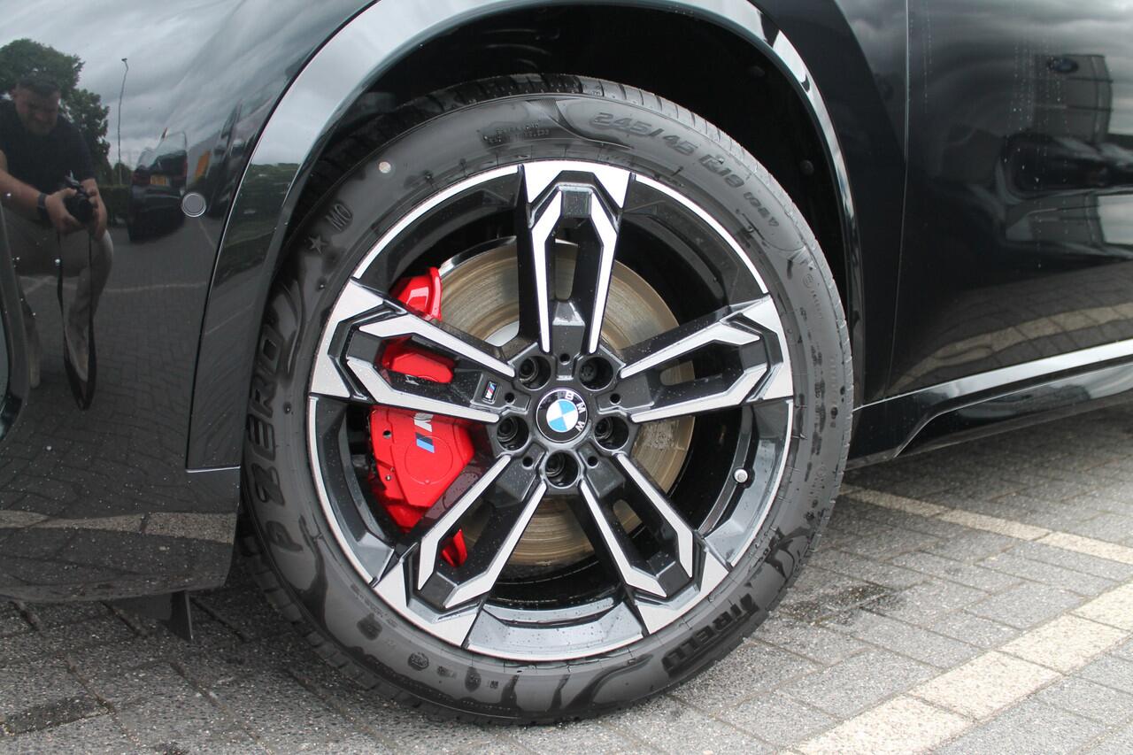 BMW X1 sDrive20i High Executive M Sport Automaat / Panoramadak / Trekhaak / Sportstoelen / Comfort Access / M Adaptief onderstel / Adaptieve LED / Parking Assistant Plus / Head-Up / Harman-Kardon