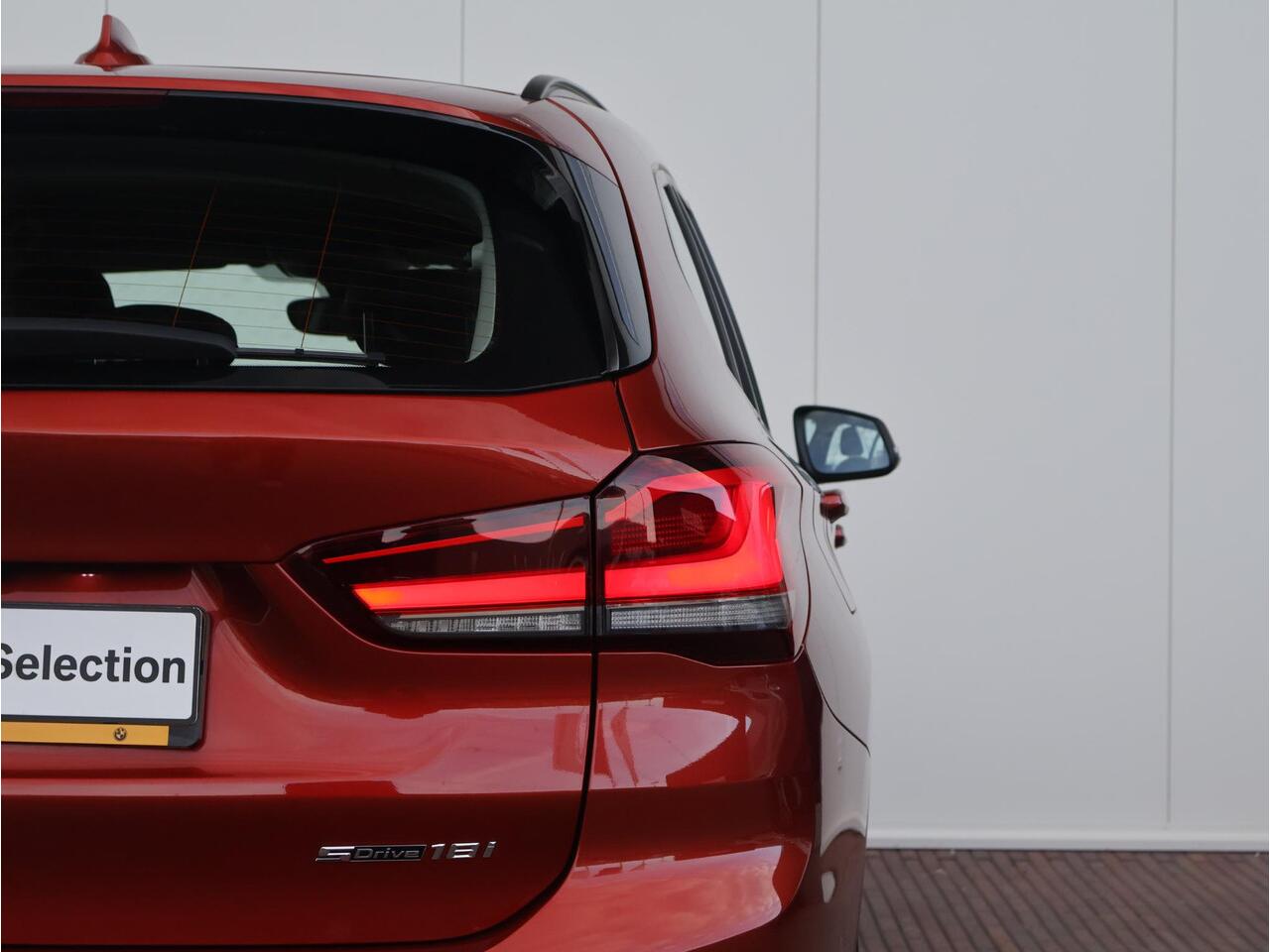 BMW X1 sDrive18i Executive Edition Achteruitrijcamera/ Elektrische Achterklep/ Cruise Control/ Head-Up