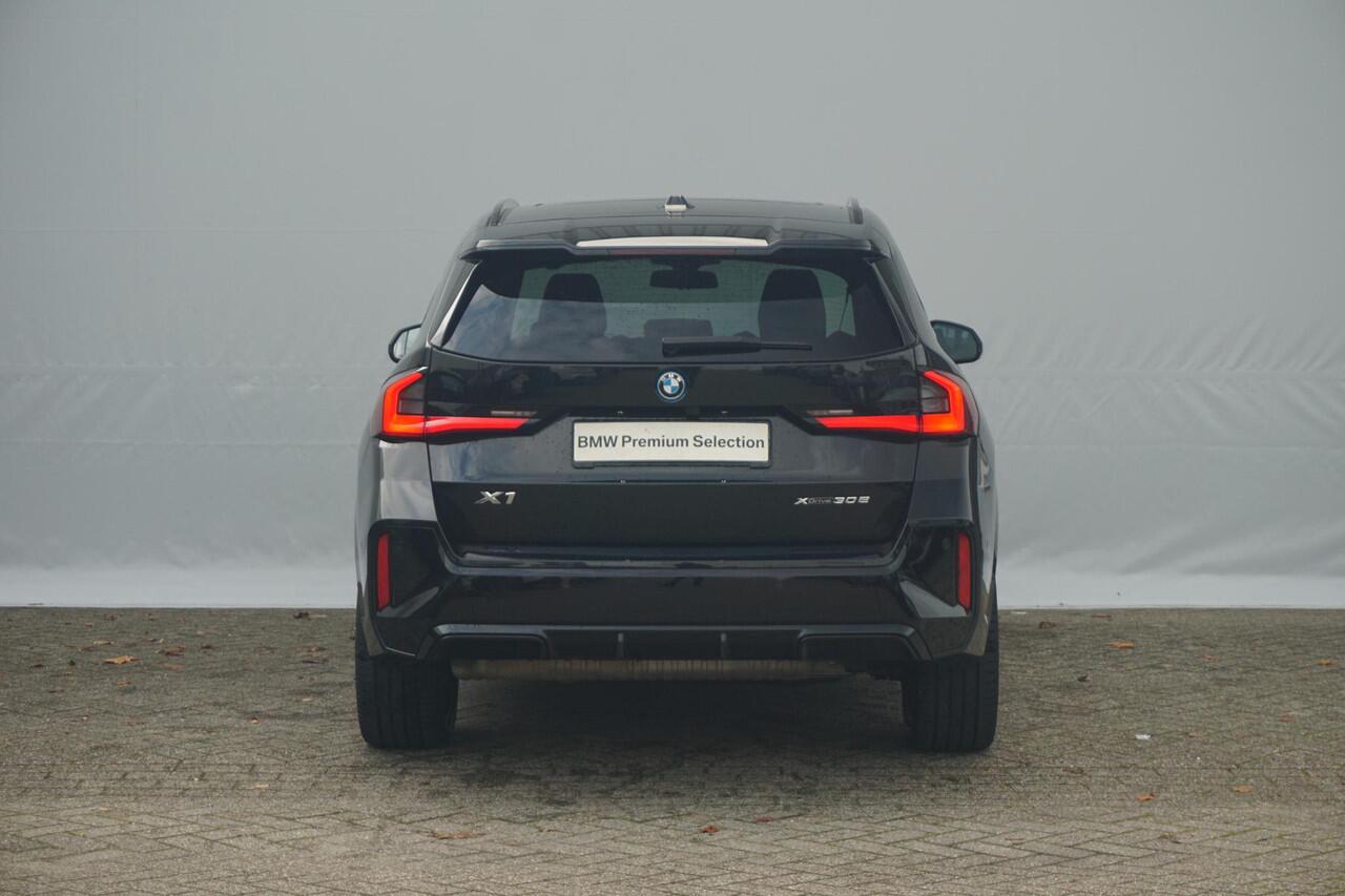 BMW X1 xDrive30e M Sportpakket 20'' / Panoramadak / Head-Up Display / Driving Assistant Plus / Elektrisch verstelbare stoelen