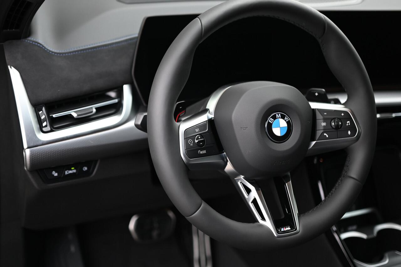 BMW X1 sDrive20i High Executive M Sport Automaat / Panoramadak / Trekhaak / Sportstoelen / M Adaptief onderstel / Adaptieve LED / Parking Assistant Plus / Head-Up / Comfort Access