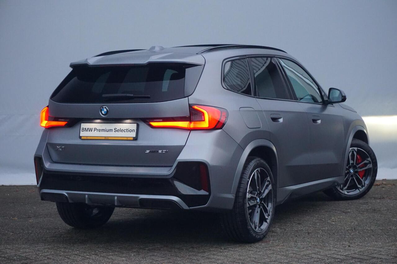 BMW X1 sDrive20i M Sportpakket Pro 19'' / Panoramadak / Elektrisch verstelbare stoelen / Harman Kardon / Trekhaak