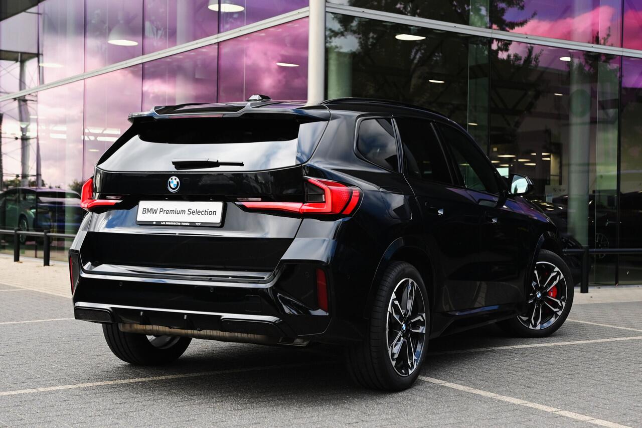 BMW X1 xDrive25e High Executive M Sport Automaat / Panoramadak / Trekhaak / Sportstoelen / M Adaptief onderstel / Head-Up / Adaptieve LED / Parking Assistant Plus /