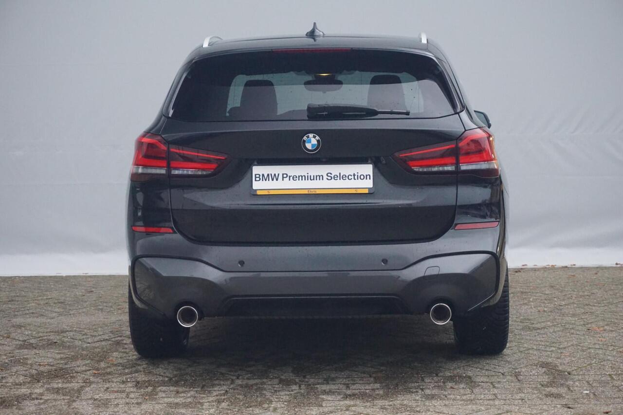 BMW X1 sDrive20i M Sport | Harman Kardon / Elektrische stoelen met Memory / Stoel & Stuurwielverwarming