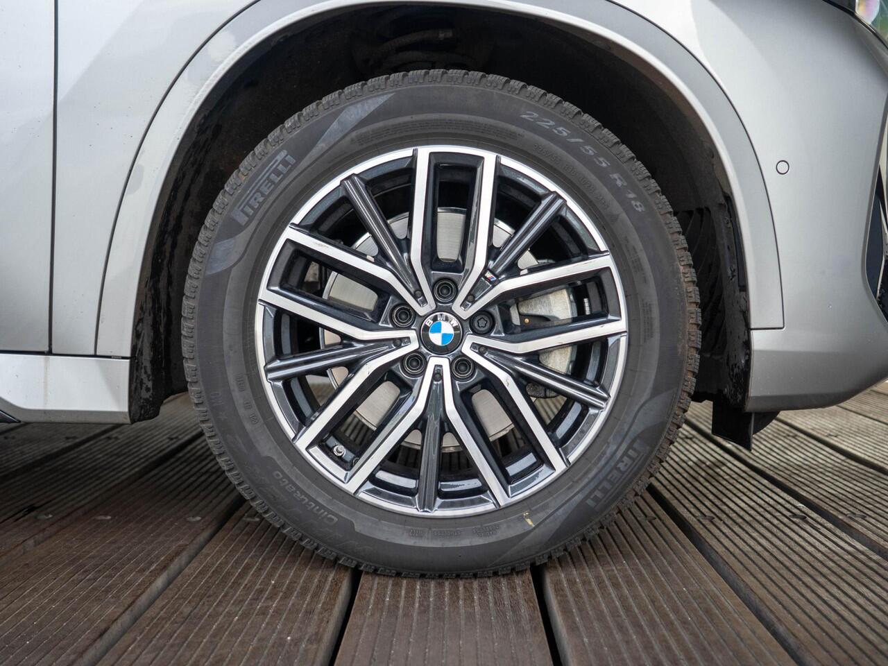 BMW X1 sDrive20i | M Sportpakket | Travel Pack | Verwarmd Stuurwiel | Comfort Access | Achteruitrijcamera | Panoramadak | Trekhaak