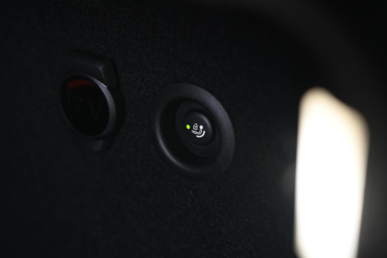 BMW X1 xDrive25e High Executive M Sport Automaat / Panoramadak / Trekhaak / Sportstoelen / M Adaptief onderstel / Head-Up / Adaptieve LED / Parking Assistant Plus /