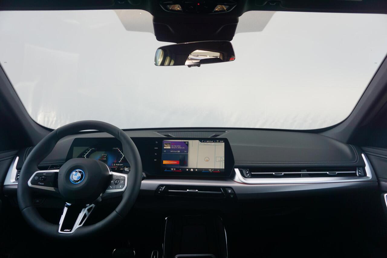 BMW X1 xDrive25e M Sportpakket 19'' / Comfort Acces / Trekhaak / Stuurwielrand verwarmd