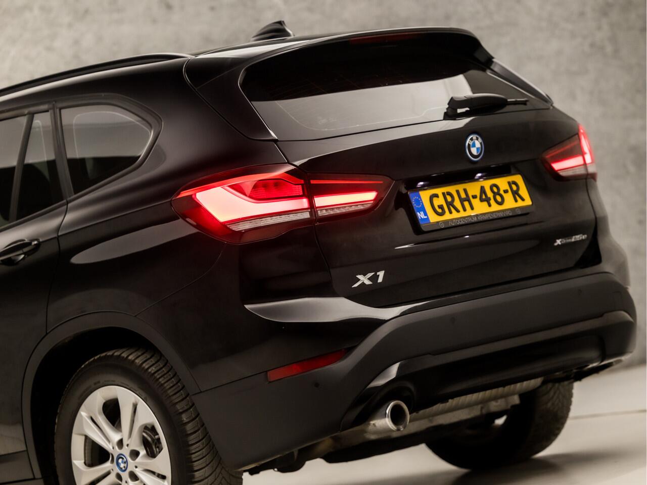 BMW X1 xDrive25e Sportline 221Pk Automaat (GROOT NAVI, CLIMATE, ALCANTARA, GETINT GLAS, ELEK ACHTERKLEP, SPORTSTOELEN, PARKEERSENSOREN, LED KOPLAMPEN, DAB+, NIEUWSTAAT)